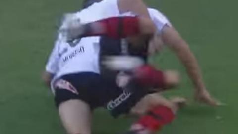 Parece rugby, pero es el festejo de un gol de Newells en el fútbol argentino.