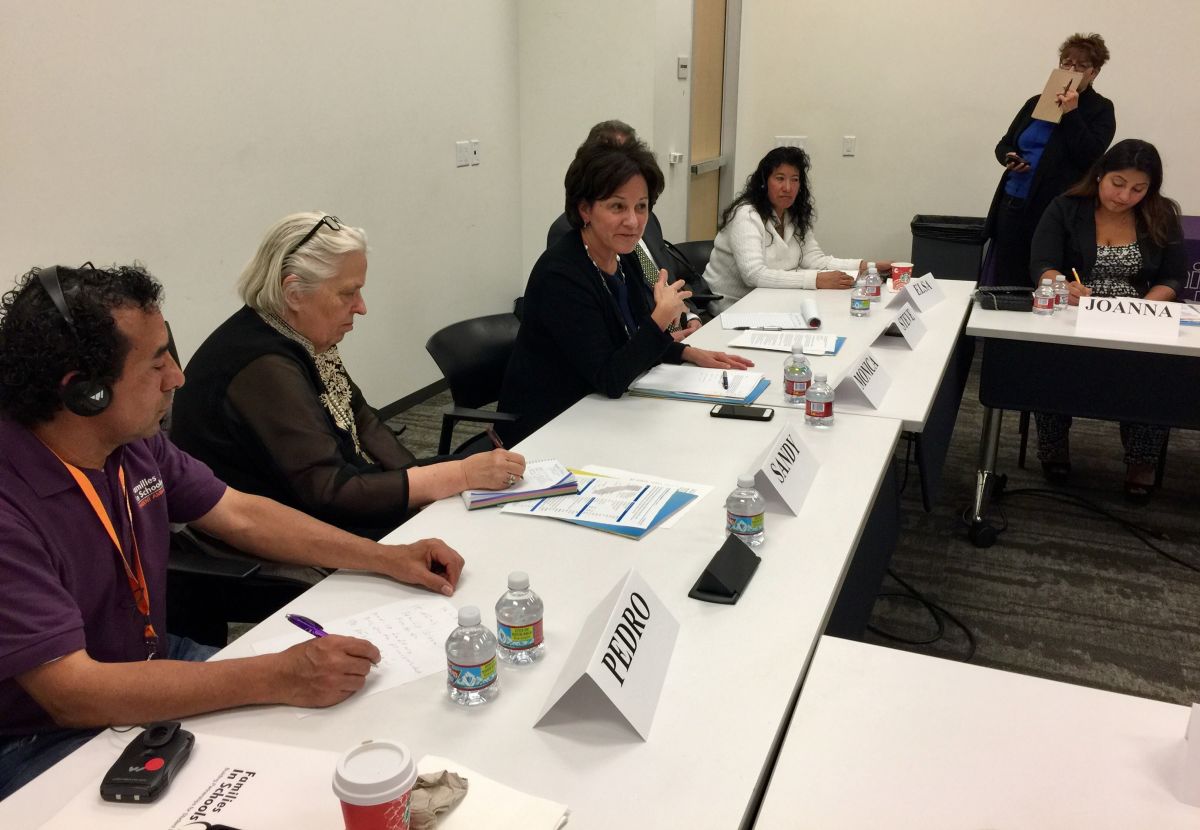 Mónica Lozano, presidenta de la Junta de Regentes de la Universidad de California, sostuvo un encuentro con padres hispanos.