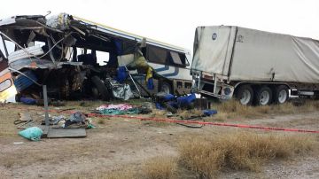 Un autobús de pasajeros invadió el carril contrario y chocó de frente con un tráiler en Chihuahua.
