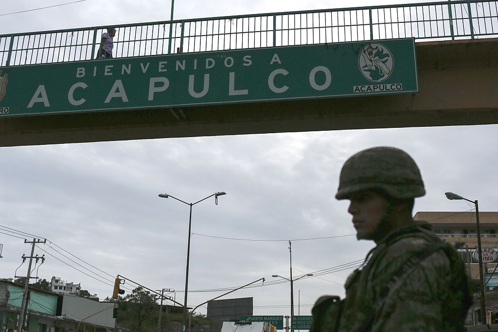 Un soldado mexicano guarda una vía en Acapulco, una de las ciudades más violentas de México. PEDRO PARDO/AFP/Getty Images)