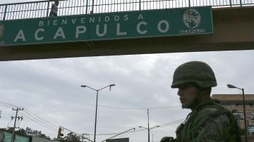 Un soldado mexicano guarda una vía en Acapulco, una de las ciudades más violentas de México.