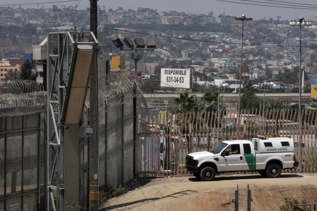 El muro fronterizo prometido por Trump no sería la primera construcción que divide a México y Estados Unidos. Archivo/ Aurelia Ventura/La Opinion