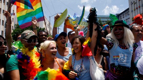 La terapia de conversión ya está prohibida en menores, pero Evan Low la expandirá a todas las edades, para celebración de la comunidad LGBT.