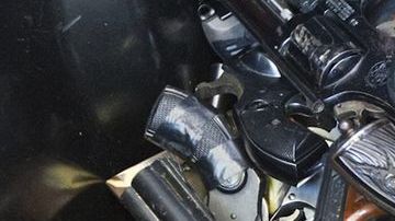 La policía busca pistas que la acerquen a las 23 pistolas Beretta calibre .40 y las 8 pistolas Glock calibre .40 desaparecidas.