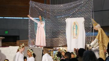 Niños hispanos asistieron en Oakland y San Francisco a una representación de la tradicional historia de la Virgen de Guadalupe.