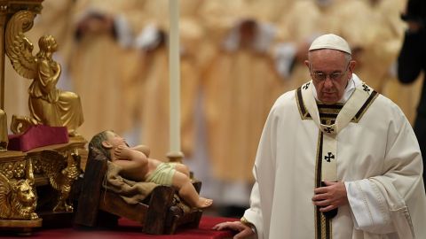 El papa Francisco en la misa de víspera de Navidad en El Vaticano.