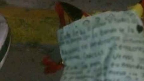 Sobre la piñata había un mensaje escrito en cartulinas, presuntamente del grupo que se adjudica el hecho.