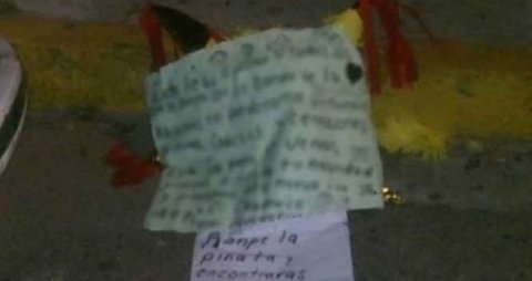 Sobre la piñata había un mensaje escrito en cartulinas, presuntamente del grupo que se adjudica el hecho.
