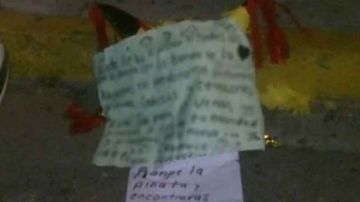 Sobre la piñata había un mensaje escrito en cartulinas, presuntamente del grupo que se adjudica el hecho.