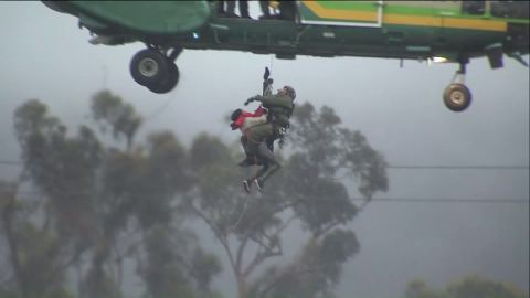 Bomberos del condado de Los Ángeles rescataron a las mujeres.