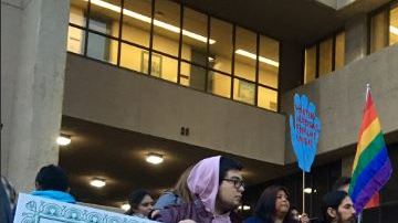 Cuatro ciudades se han proclamado oficialmente santuario, la última fue Santa Ana el pasado 17 de enero. Antes lo hicieron La Puente, Cudahy y Maywood.