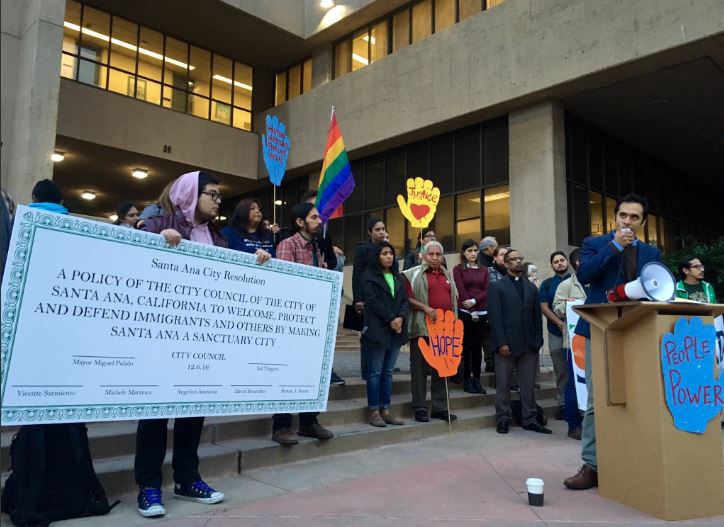 Activistas exigen que el concilio vote a favor de ser una ciudad santuario afuera del Ayuntamiento de Santa Ana.