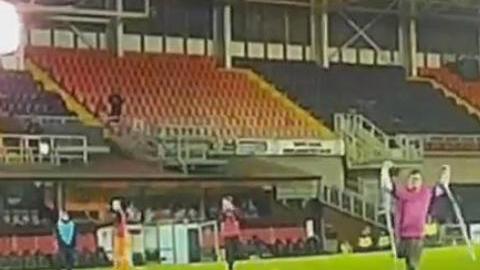 Tommy McKay es todo un ejemplo de lucha y amor por el fútbol.