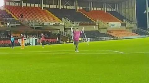 Tommy McKay es todo un ejemplo de lucha y amor por el fútbol.