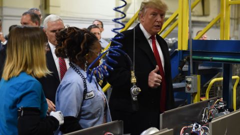 El presidente electo Donald Trump visita la planta de Carrier en Indianapolis.