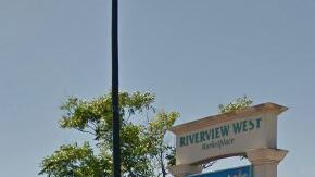 El hombre fue localizado detrás de la tienda Walmart de Santa Ana.