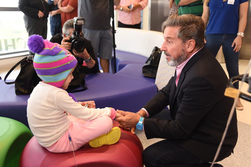 Ricardo Montaner visita el Nicklaus Children’s Hospital