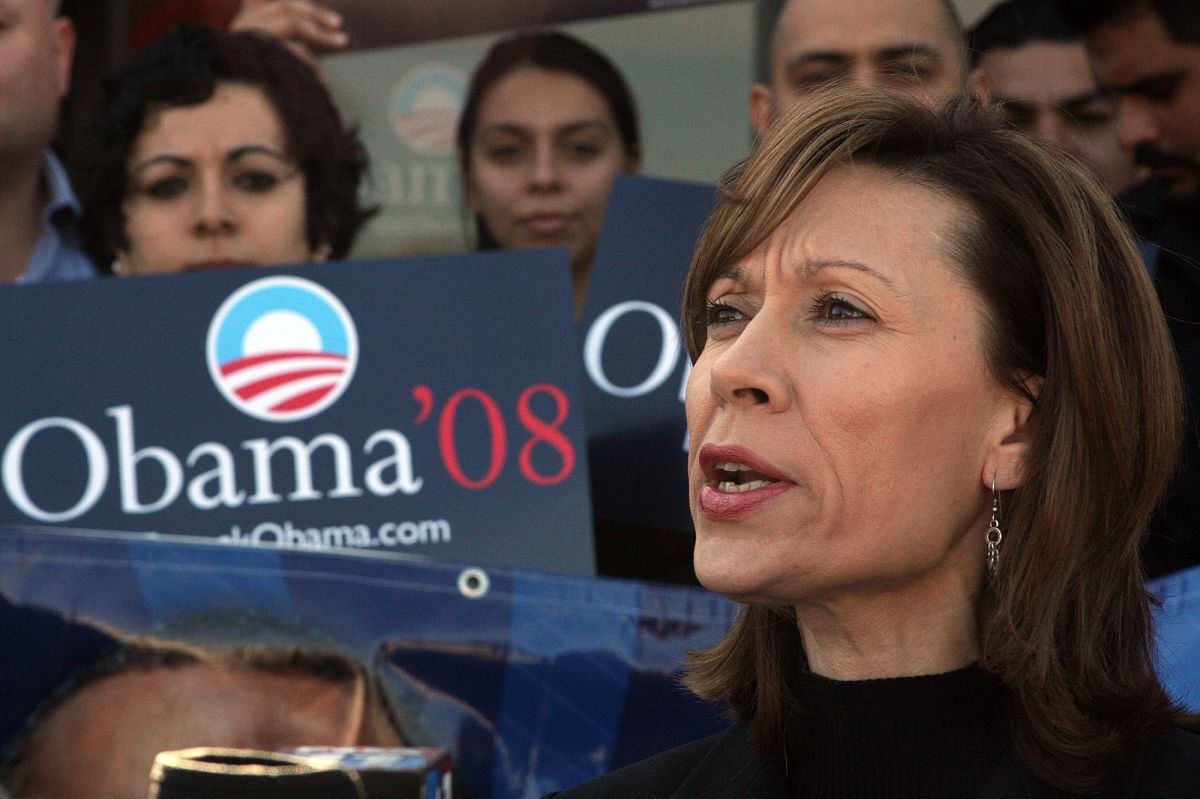 Yolie Flores fue 
elegida a la Junta del LAUSD en 2007, donde sirvió por cuatro años como vicepresidenta.