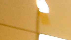 Por miedo a ser infectado por el coronavirus, el estilista David Acuña dejó de trabajar esta semana.(Photo by Aurelia Ventura/La Opinion)