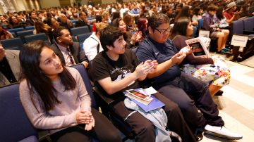 01/24/17/ LOS ANGELES/(Left to right) Class of 2020 students Nicole Ramirez, Douglas Martinez, and Juan Rodriguez, during an school assembly at Miguel Contreras LearningÊComplex Auditorium. School Board MemberÊMonica Garcia joined GO Central City and the Los Angeles Unified School District-Local District Central, Los Angeles City College and Cal State LA, to kick off efforts to help more students graduate from High School and go to college. Their mission is to promote a college-going culture and greater educational outcomes for all central-city students. (Photo Aurelia Ventura/ La Opinion)