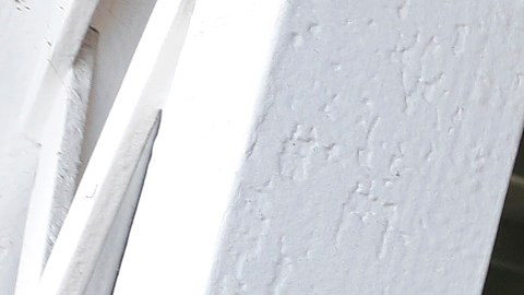 Janiele Maffei, directora ejecutiva del programa EBB muestra los enormes tornillos que se colocan para reforzar las cas. (Aurelia Ventura/ La Opinion)