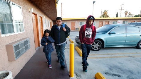 Son muchas las familias que residen en moteles en el sur de California.