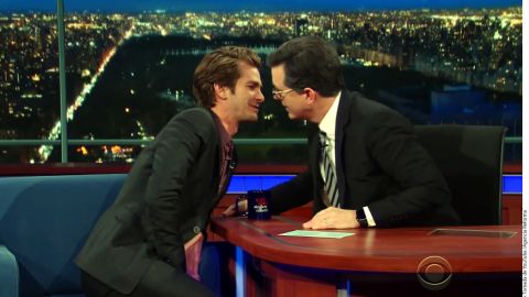 Andrew Garfield y Stephen Colbert.