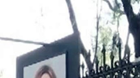 Chicharito aparece en una exposición de arte.