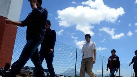 Los migrantes se topan con muchos problemas al regresar a México, como el no reconocimiento de sus estudios.