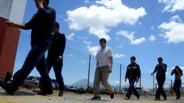 Los migrantes se topan con muchos problemas al regresar a México, como el no reconocimiento de sus estudios.