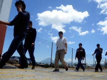 Los migrantes se topan con muchos problemas al regresar a México, como el no reconocimiento de sus estudios.