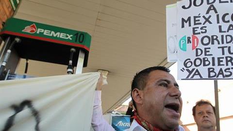 Los campesinos no pueden alimentar su maquinaria para arar la tierra por el costo alto de la gasolina.