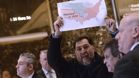Fernández Noroña mostró un mapa de México de 1830.