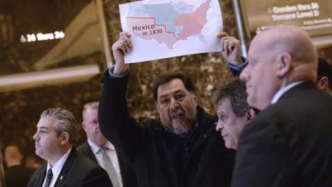 Fernández Noroña mostró un mapa de México de 1830.