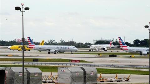 El aeropuerto poco a poco regresa a sus actividades normales y varios pasajero ya han podido tomar sus vuelos cancelados el viernes.