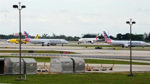 El aeropuerto poco a poco regresa a sus actividades normales y varios pasajero ya han podido tomar sus vuelos cancelados el viernes.