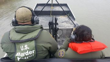 La Patrulla Fronteriza rescató a una niña varada en una isla en el Río Grande.