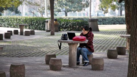 Una estudiante usa su ordenador en  Shanghái.