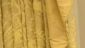 Donald J. Trump (i) firma su primera orden ejecutiva como presidente, ordenando a las agencias federales que alivien la carga de Obamacare.