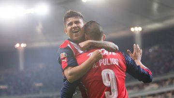 Chofis López festeja su gol con Alan Pulido.