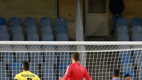 Carlos Vela aprovechó el 'regalito' de la zaga del Villarreal.