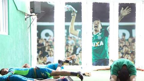 Jugadores del Chapecoense realizan ejercicios