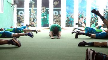 Jugadores del Chapecoense realizan ejercicios