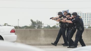 Varios policías hacen detener un auto en las inmediaciones del aeropuerto de Fort Lauderdale, Florida.