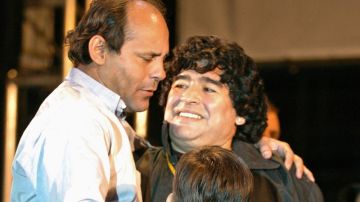 Roberto Cabañas, en la foto con otro emblema xeneize, Diego Armando Maradona.