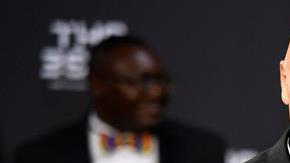 Gianni Infantino y Diego Armando Maradona en Zurich.