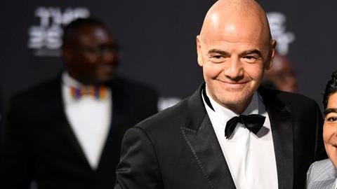 Gianni Infantino y Diego Armando Maradona en Zurich.
