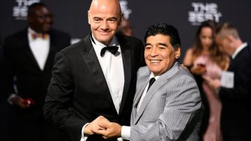Gianni Infantino y Diego Armando Maradona en Zurich.