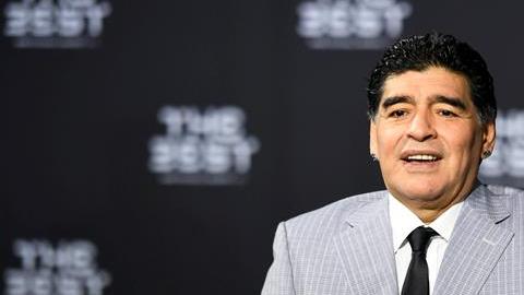 Maradona dice que desde casa, Messi no puede pelearle nada a Cristiano.