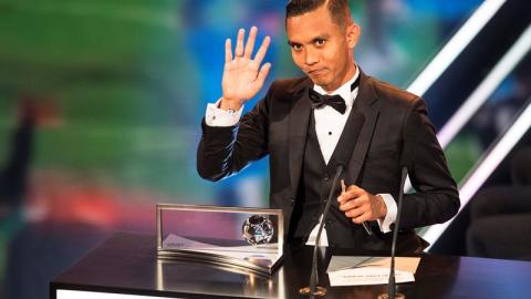 Mohd Faiz Subri, al recibir su premio en Zurich.